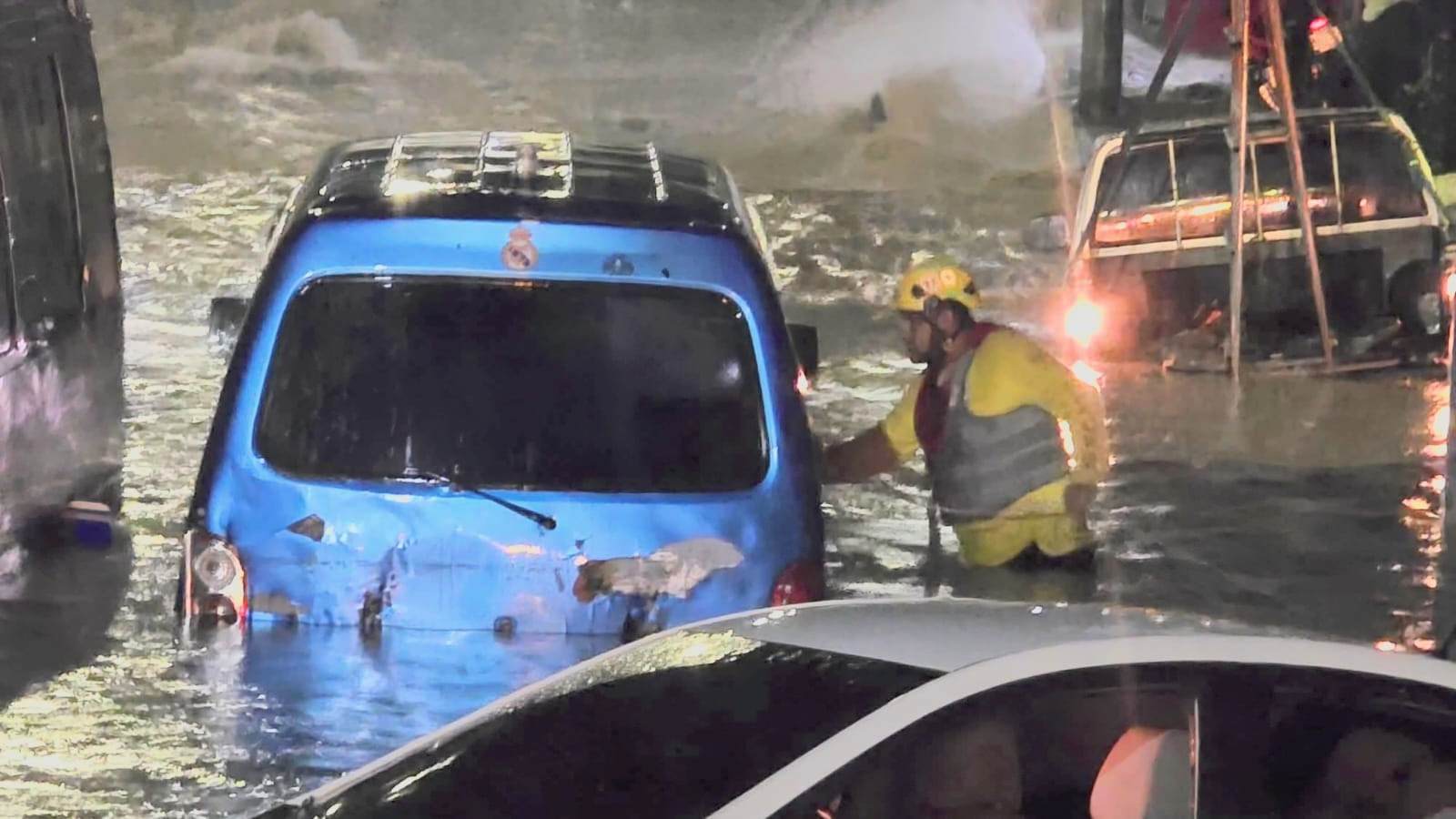 Elemento de Comandos de Salvamento ayudan a una persona en un carro.