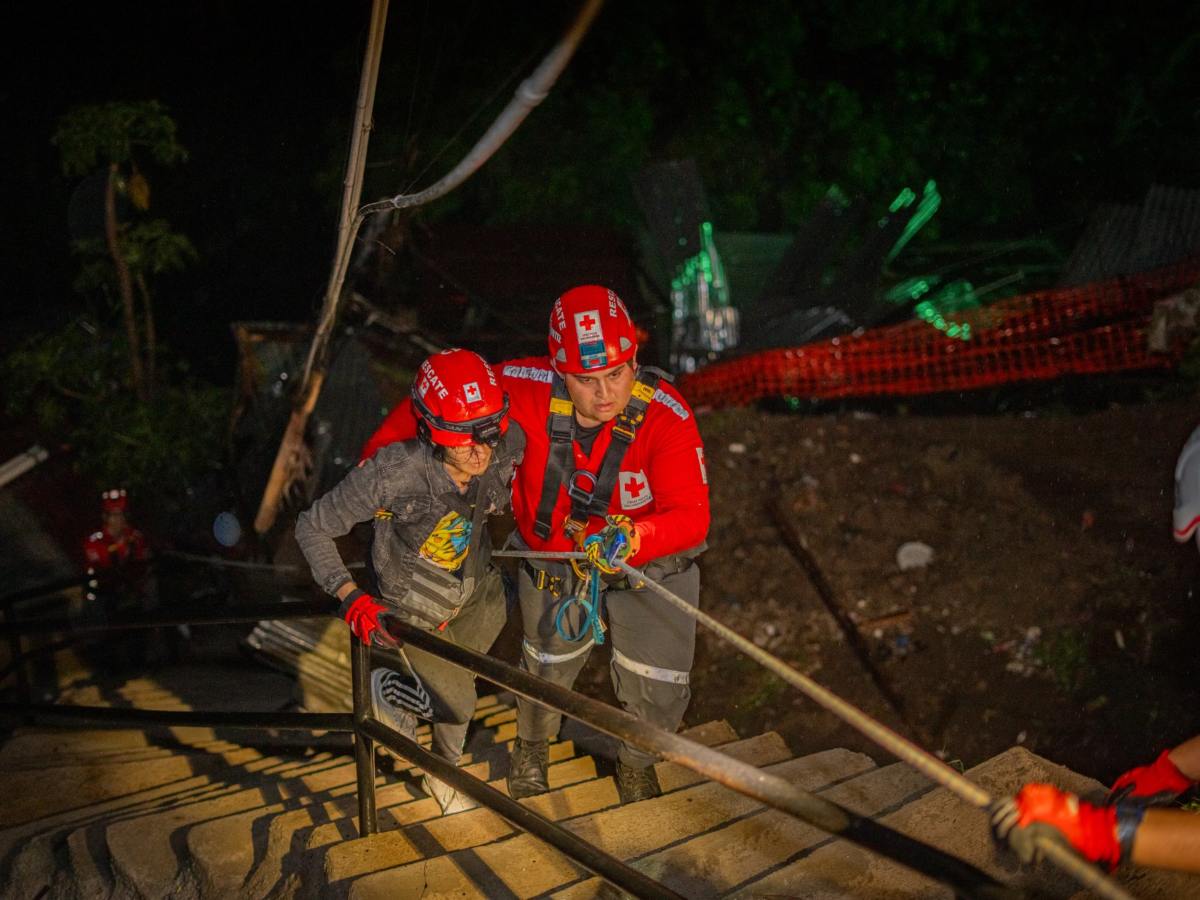 Elementos de Cruz Roja evacuando personas tras fuertes lluvias