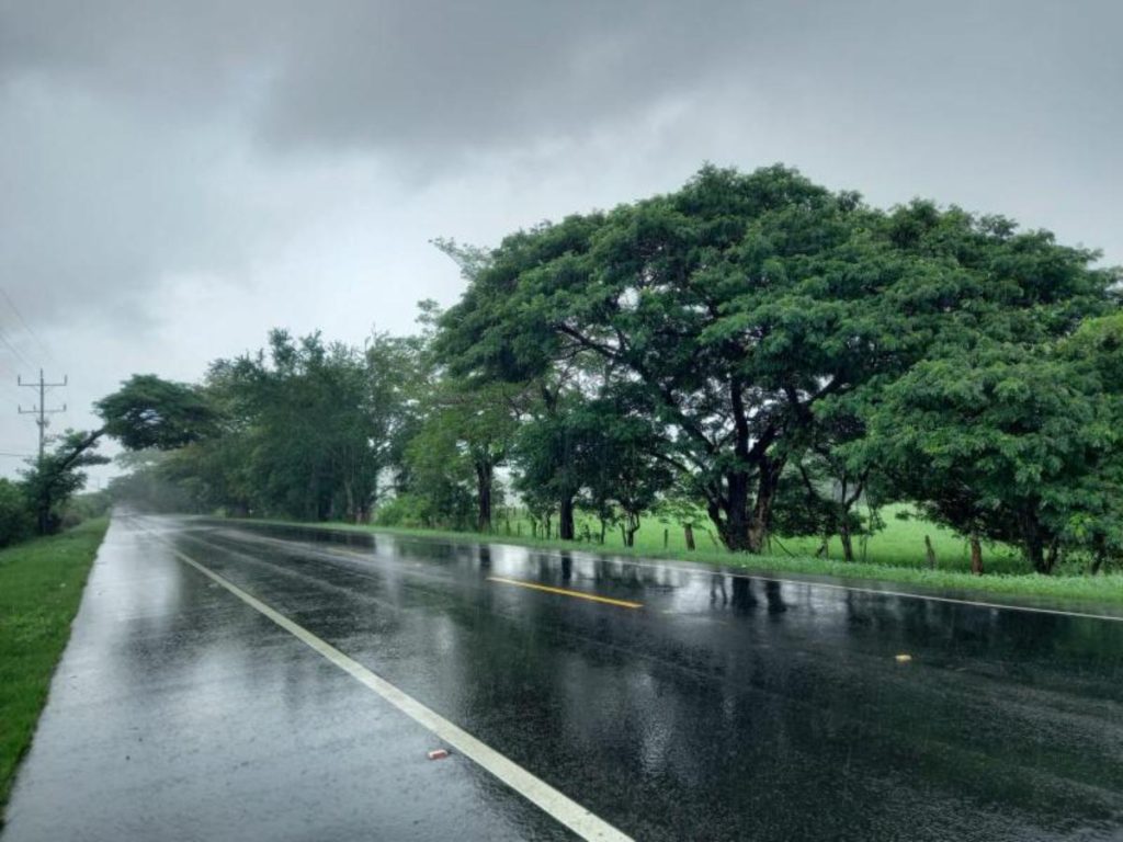Lluvias y tormentas continuarán afectando distintas zonas del país durante el fin de semana, según el MARN.