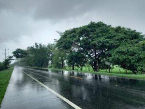 Lluvias y tormentas continuarán afectando distintas zonas del país durante el fin de semana, según el MARN.