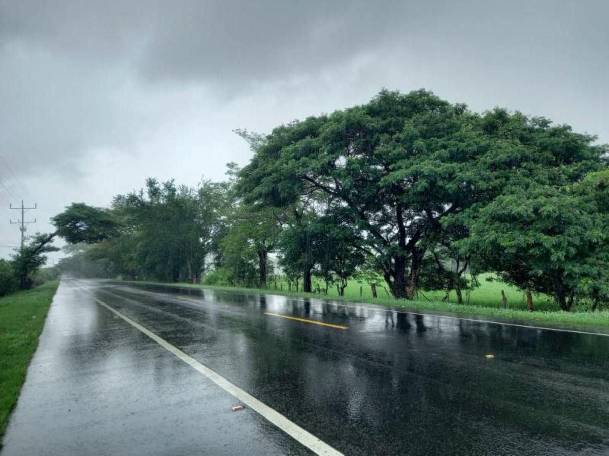 Lluvias y tormentas continuarán afectando distintas zonas del país durante el fin de semana, según el MARN.
