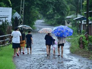 Personas caminando en medio de una lluvia