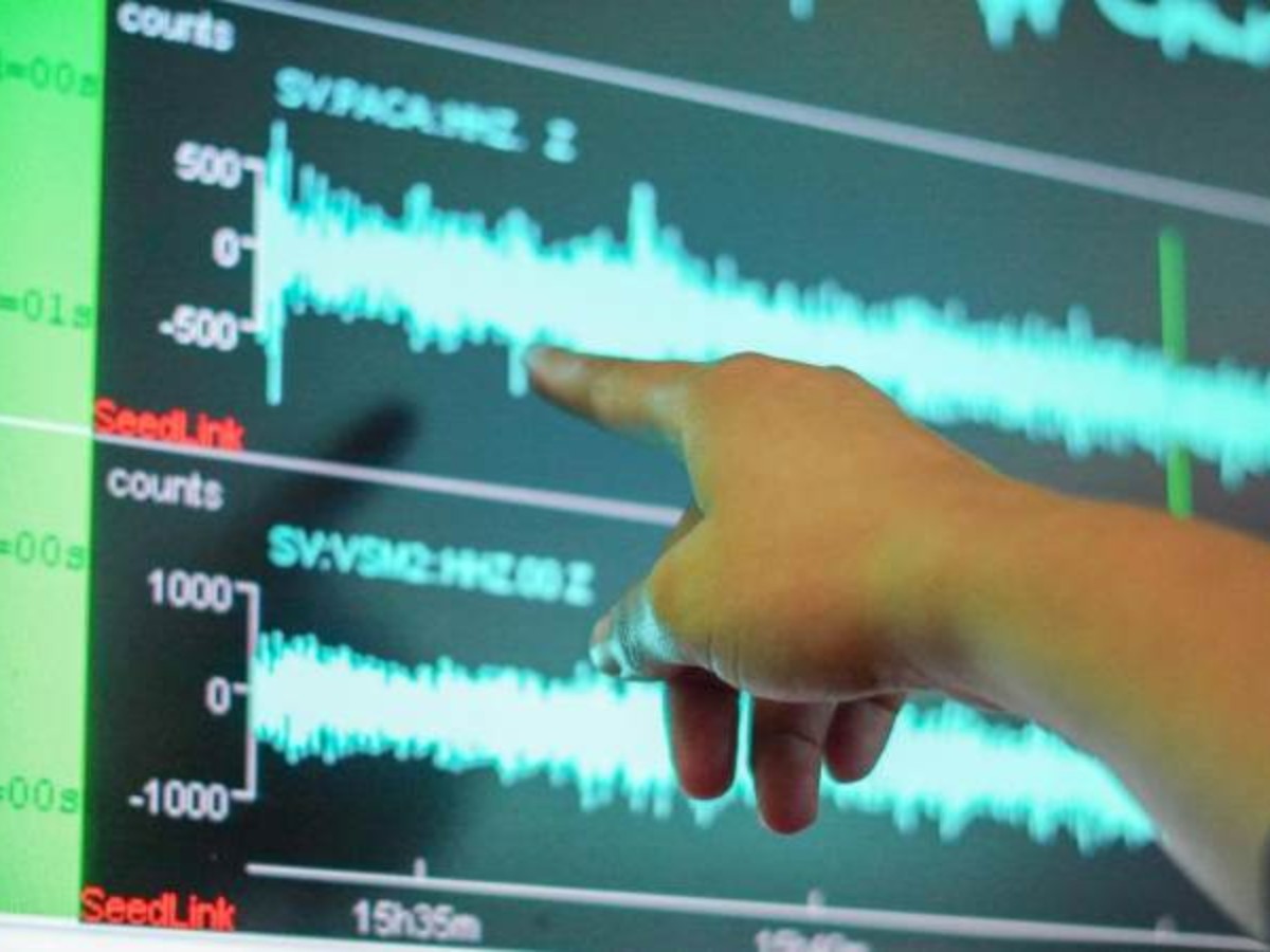 sismólogo haciendo un análisis de los últimos sismos registrados