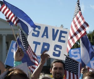 Personas en una marcha para proteger el TPS