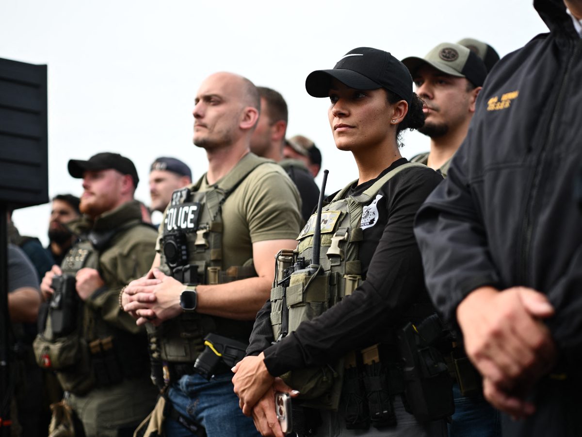 Agentes de la Patrulla Fronteriza arriban a Chicago como parte de la “Operación Midway Blitz”, que ya deja más de 250 detenidos.