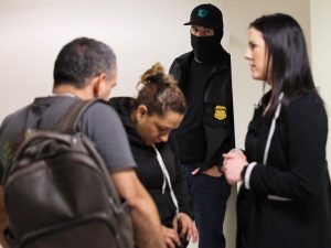 Deportaciones masivas por Trump es detenida por juez.