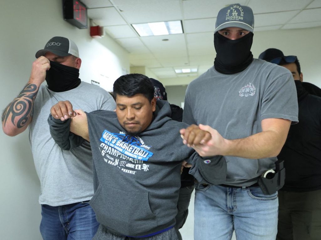 Comunidades latinas salen a las calles para mostrar su rechazo a detenciones por rasgos o idioma.