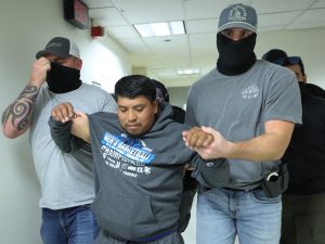 Comunidades latinas salen a las calles para mostrar su rechazo a detenciones por rasgos o idioma.