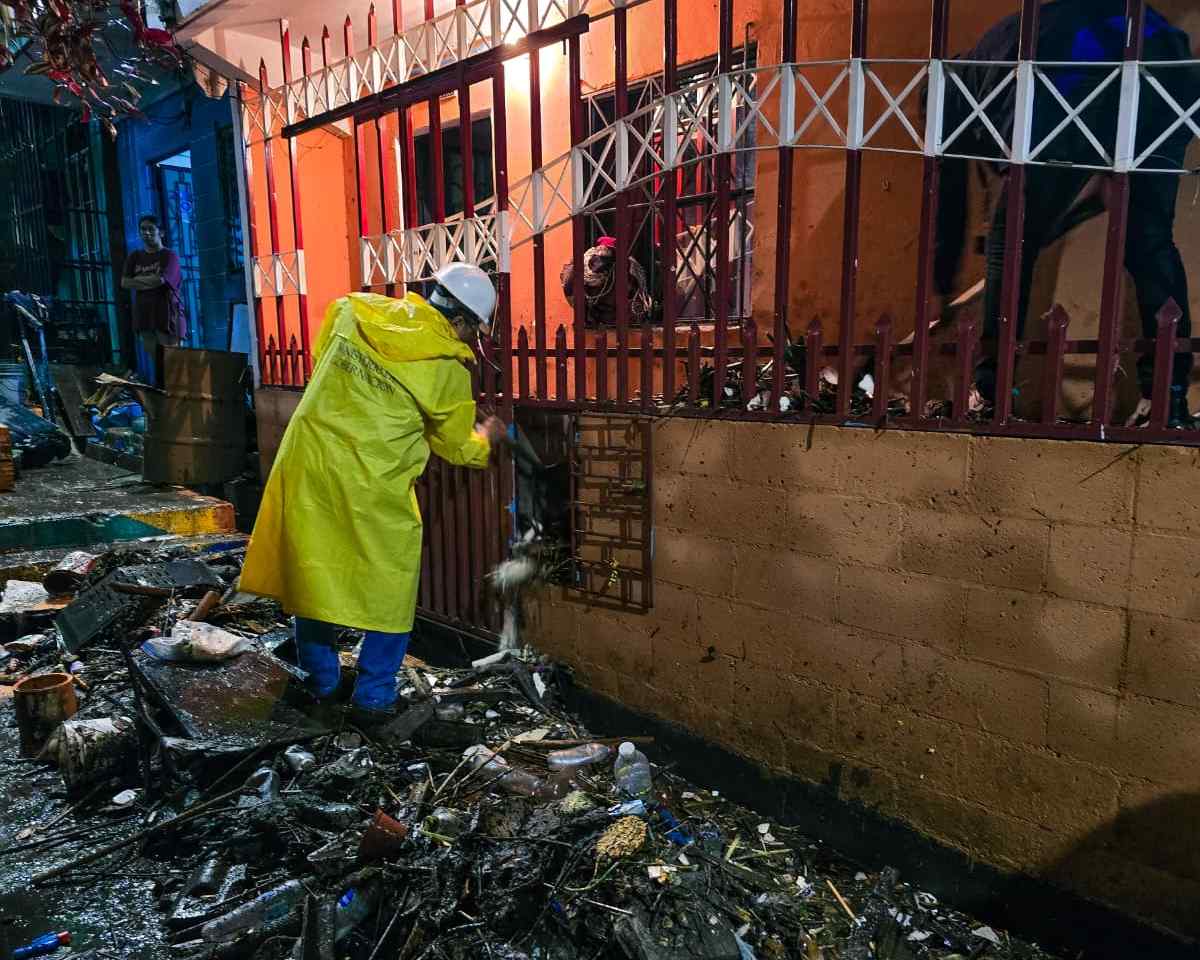 Elementos de emergencia inspeccionan viviendas dañadas por inundaciones en la comunidad Tutunichapa I