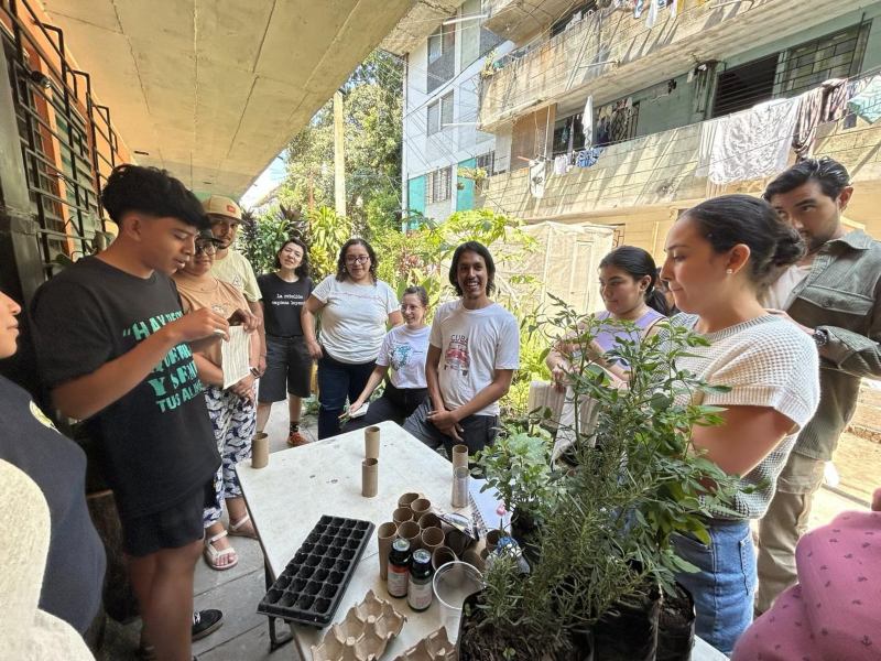 integrantes del colectivo brindando enseñanzas