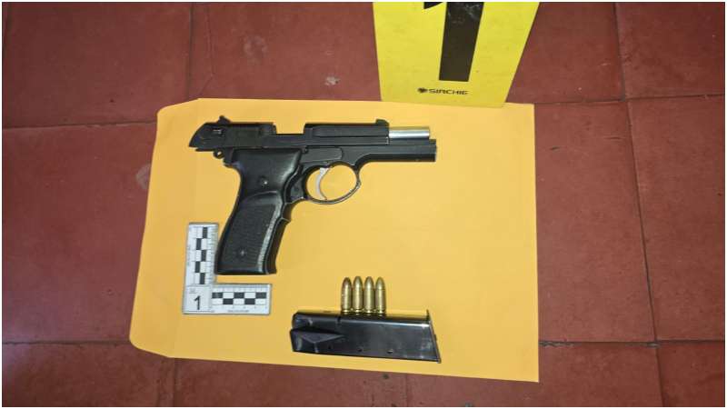 Una pistola fue decomisada en el operativo. Foto / Cortesía