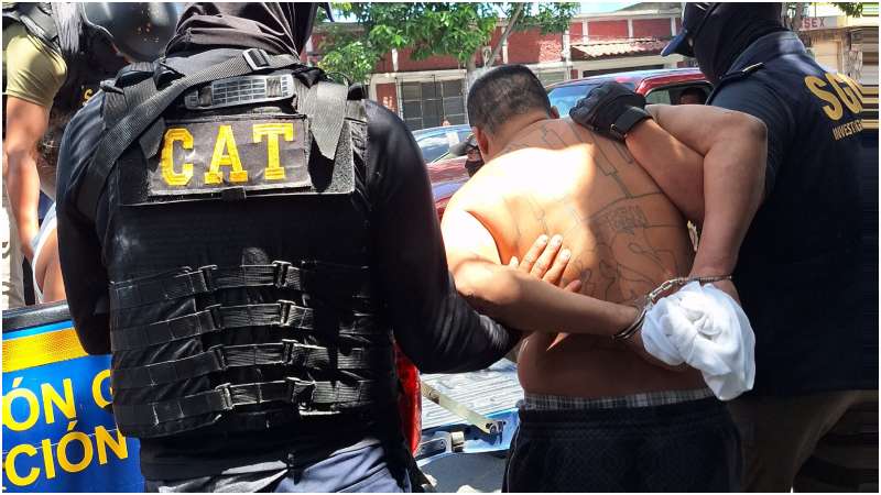 Agentes del CAT suben a la patrulla al salvadoreño. Foto / Cortesía