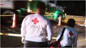 El peatón falleció mientras intentaba cruzar la carretera, en Sonsonate. Foto / G. Orellana
