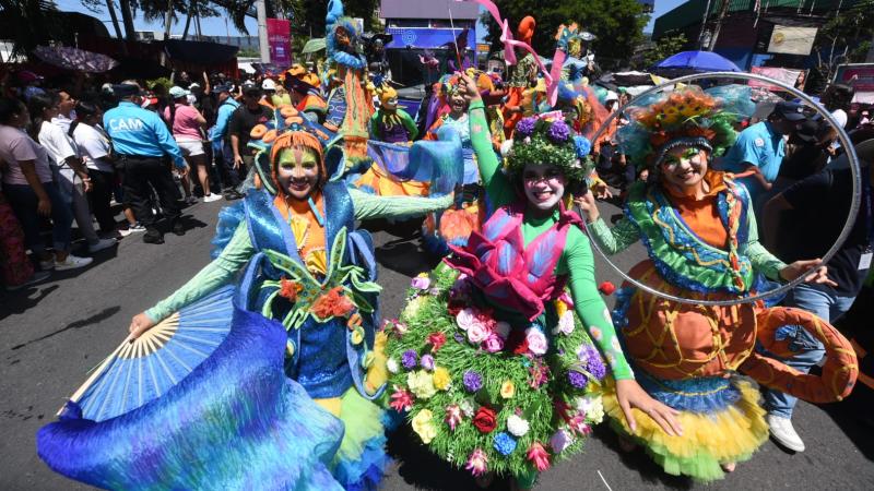 Los personajes de fantasía brindaron color al recorrido.