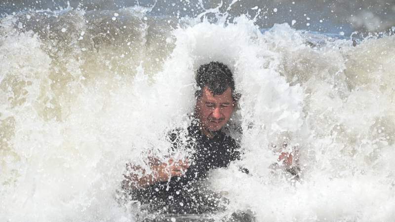 Las mareas vivas pueden generar olas más fuertes de lo habitual; se recomienda a los visitantes mantenerse atentos y evitar acercarse demasiado a la orilla.