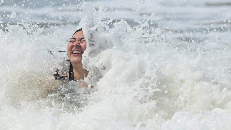 Salvadoreños disfrutan las playas de La Libertad