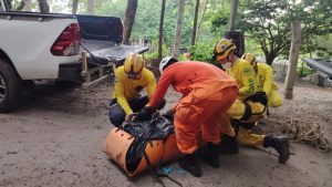 El cadáver fue recuperado y llevado hasta la superficie por Bomberos y socorristas. Foto EDH / Cortesía Comandos de Salvamento.