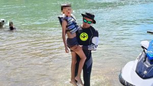 Guardavidas rescataron al menor luego de que cayera en el lago en un juego acuático. Foto: Comandos de Salvamento