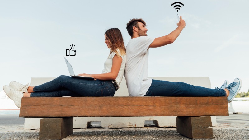 El uso de las redes WiFi públicas ofrecen una gran comodidad al permitir conectarse a internet en lugares como cafeterías, aeropuertos o centros comerciales, lo que facilita el trabajo remoto, la comunicación y el acceso a servicios en línea sin costo.