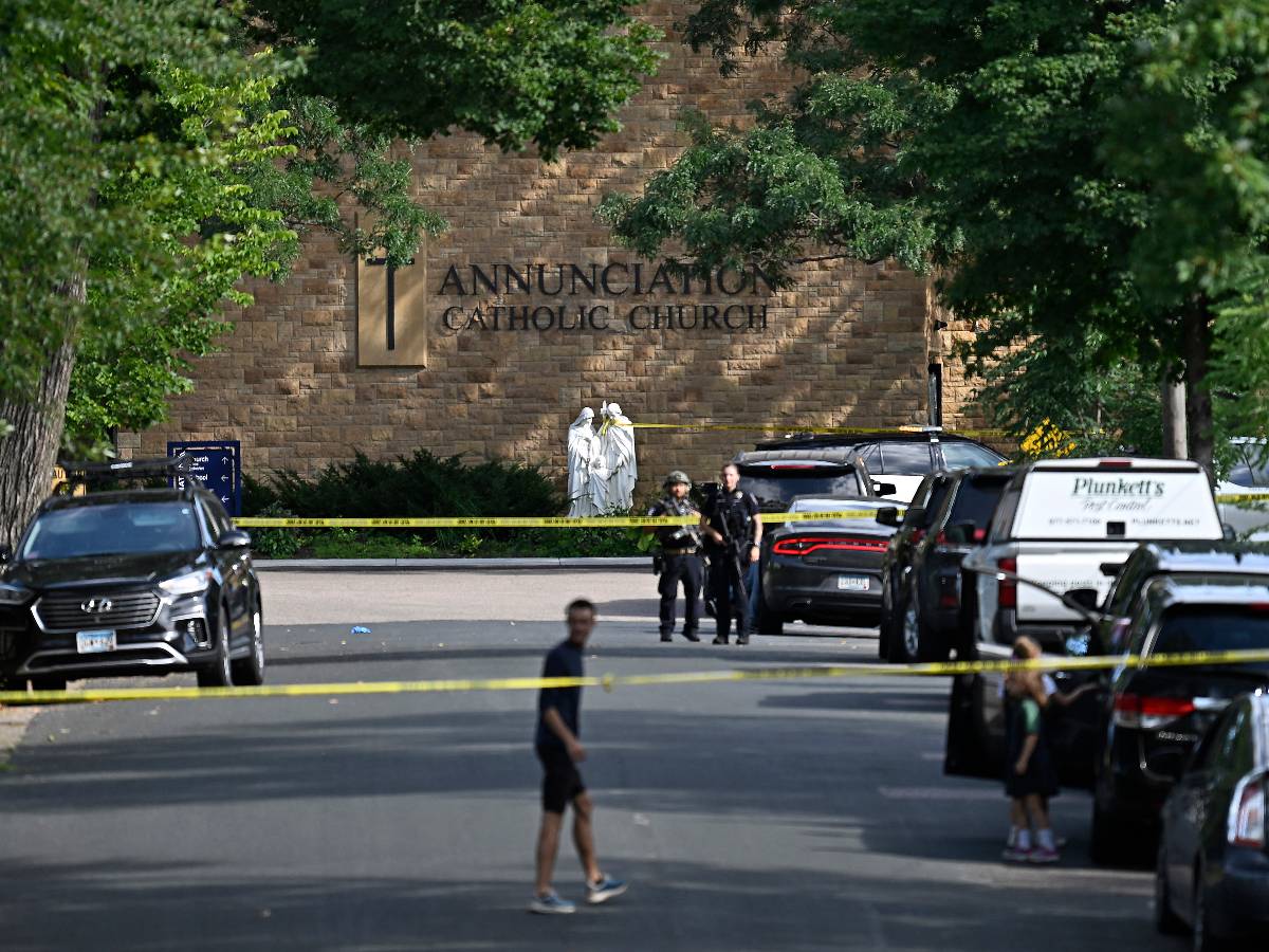 La policía trabaja en la escena tras un tiroteo masivo en la Iglesia Católica Annunciation el 27 de agosto de 2025 en Minneapolis, Minnesota