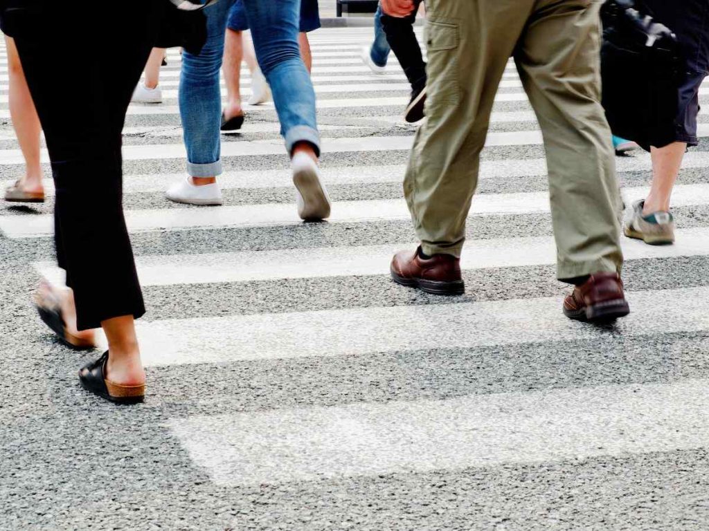 Ciudadanos ocupando el paso peatonal.