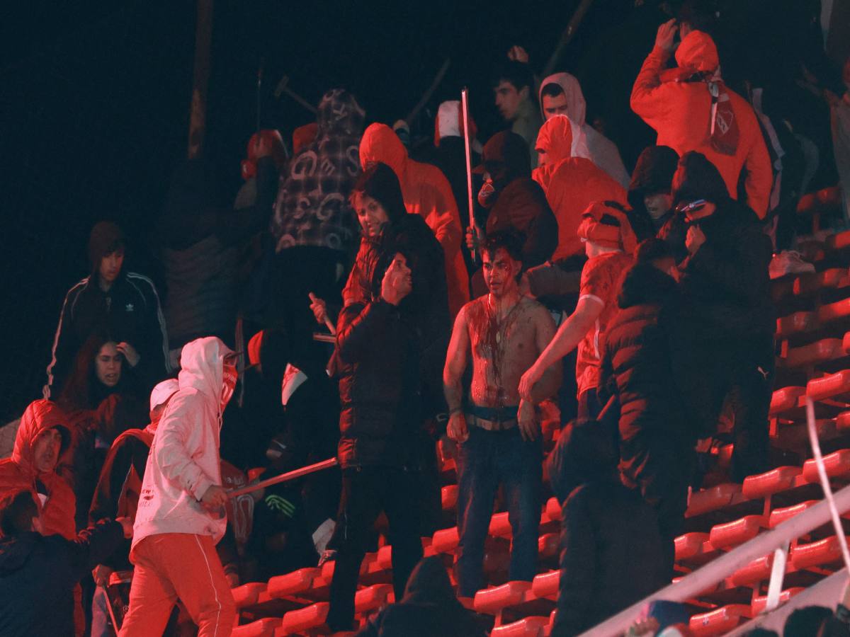 Hinchas de Independiente pelean contra hinchas de Universidad de Chile durante el partido de vuelta de los octavos de final de la Copa Sudamericana disputado en el estadio Libertadores de America de Buenos Aires, Argentina.