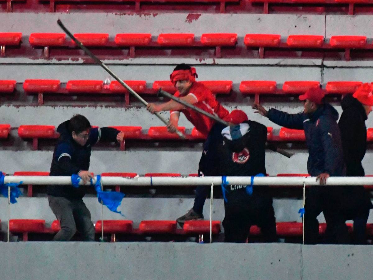 Hinchas de Independiente son fotografiados durante el partido de vuelta de los octavos de final de la Copa Sudamericana contra Universidad de Chile disputado en el estadio Libertadores de America de Buenos Aires, Argentina.