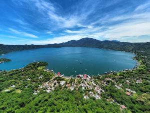 Lago de Coatepeque, maravilloso espejo de agua