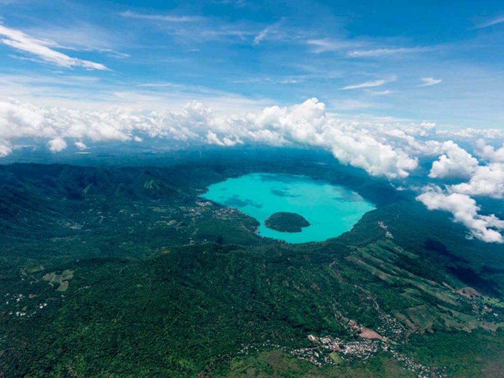 turismo-lago-coatepeque-vista-aerea-color-turquesa