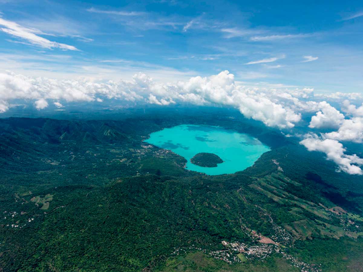 turismo-lago-coatepeque-vista-aerea-color-turquesa