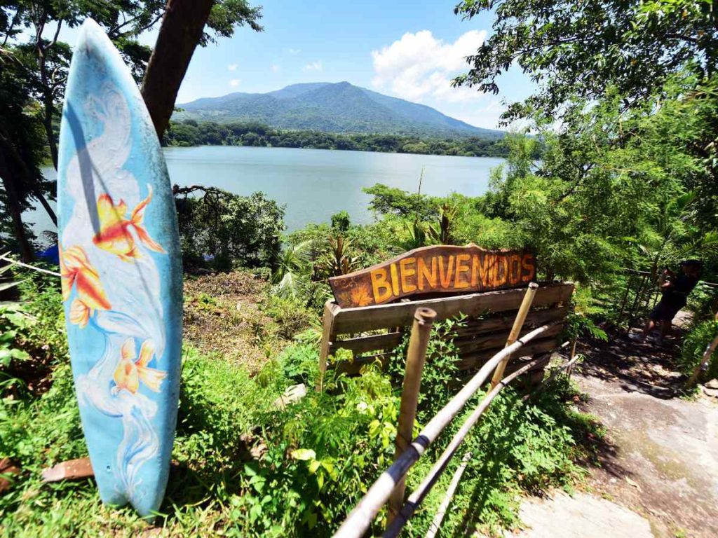 La Laguna de Chanmico, con su forma de corazón y aguas tranquilas, es un rincón natural perfecto para disfrutar del paisaje y la serenidad. Fotografía/ elsalvador.com