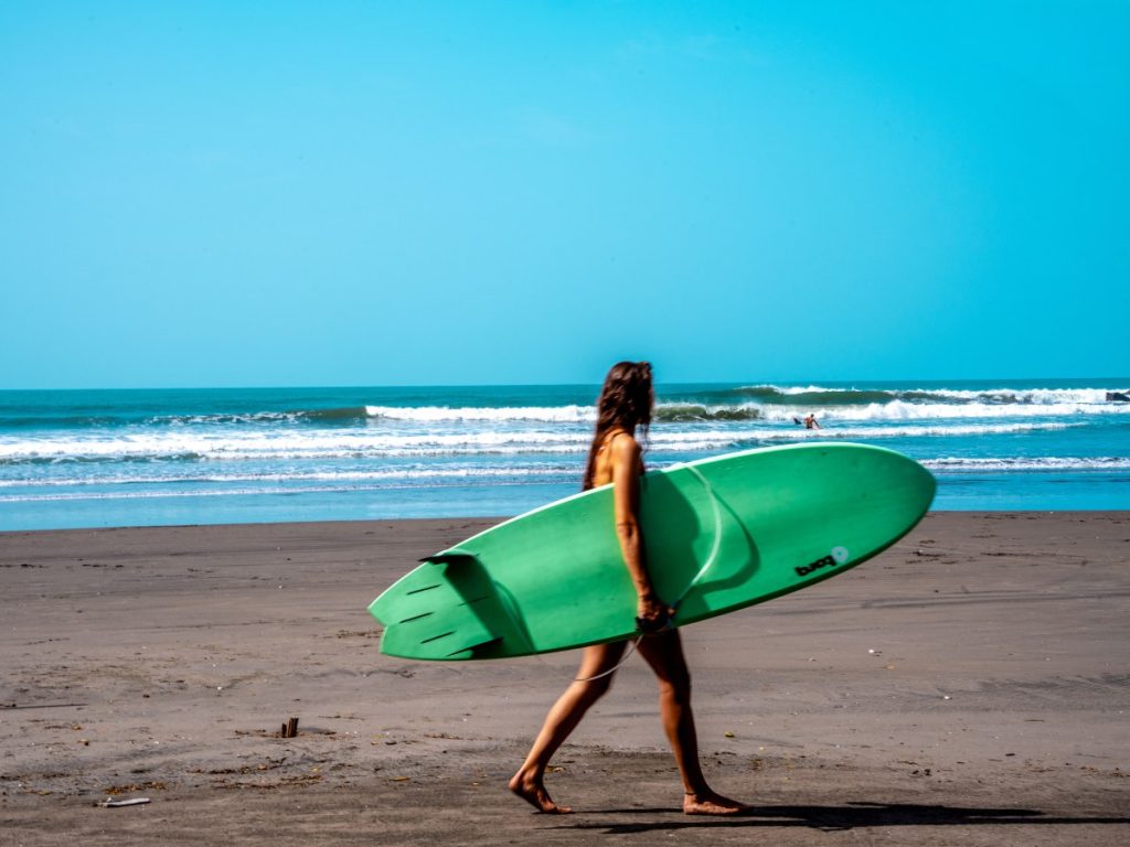 Surfer en Playa Las Flores