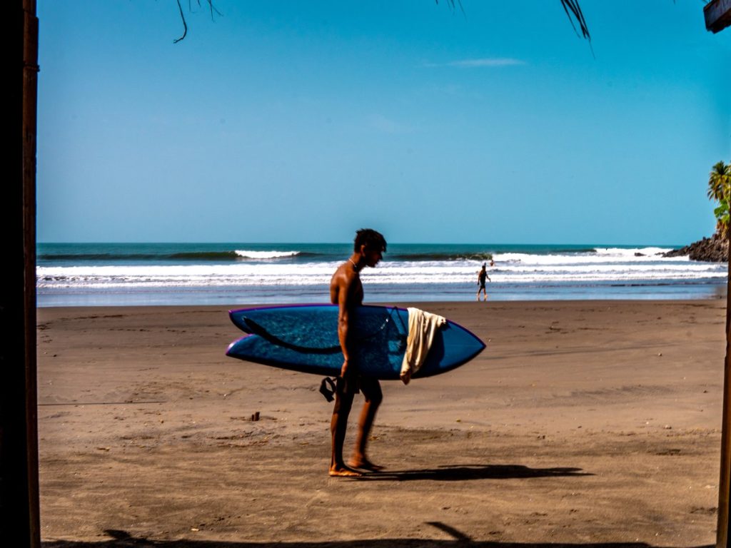 surfer suizo en playa Las Flores