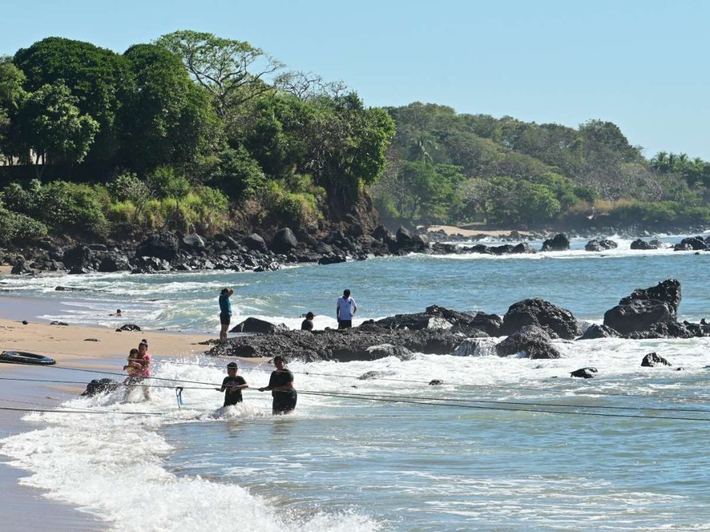 Turistas disfrutan de la arena dorada en playa El Venado
