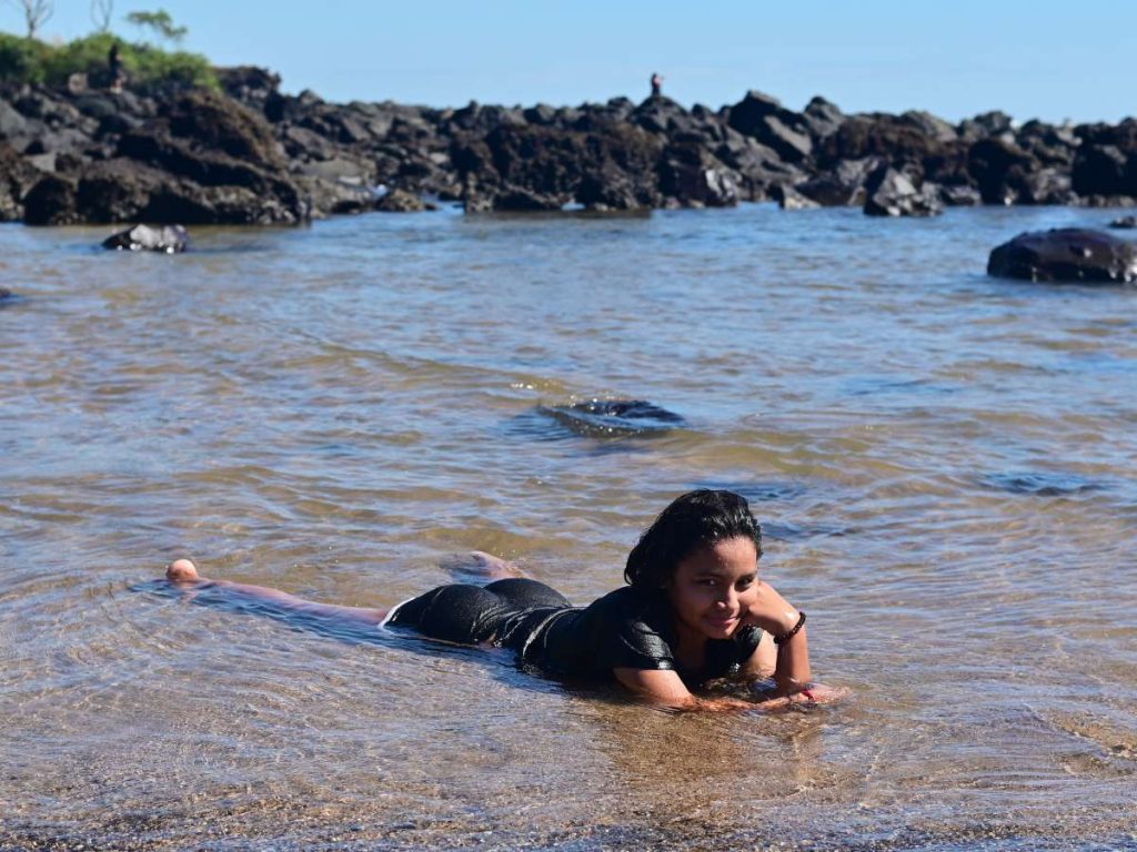 Turista disfrutando en las playas de arena dorada