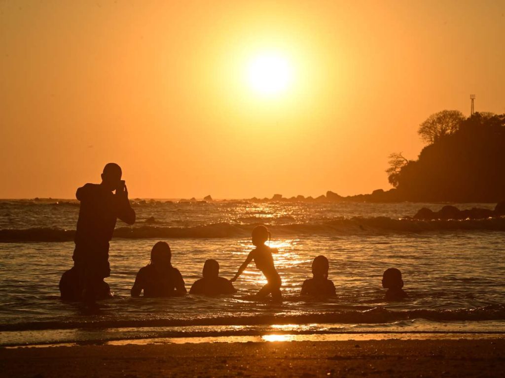 Turistas disfrutando en playa El Flor
