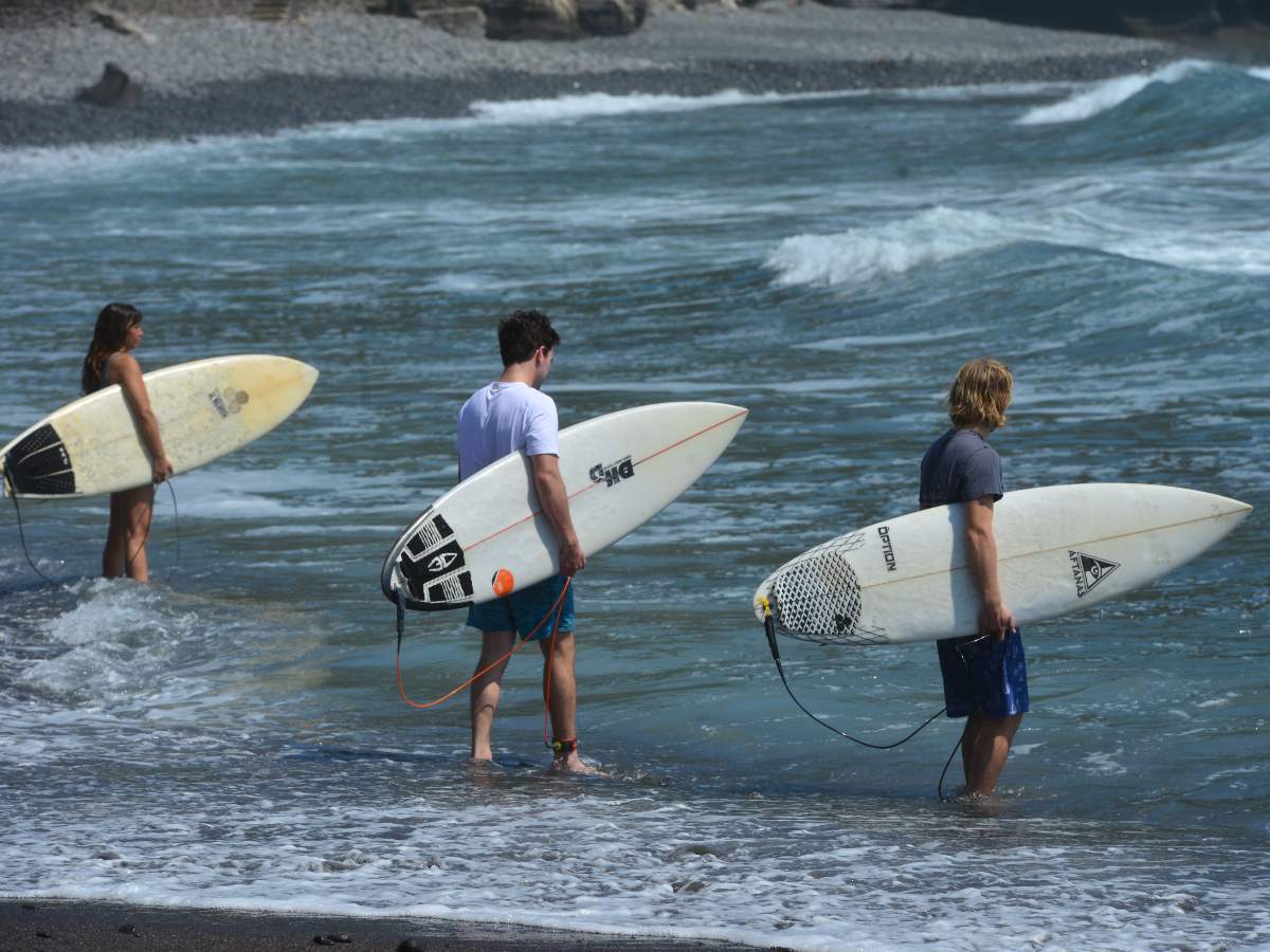 Turistas de diferentes países visitan las playas de El Salvador para practicar el Surf. Foto: Archivo.