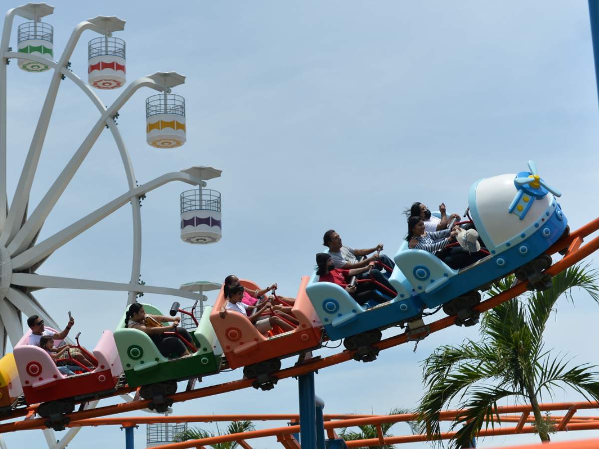 Turistas disfrutan de las vacaciones agostinas enSunset Park