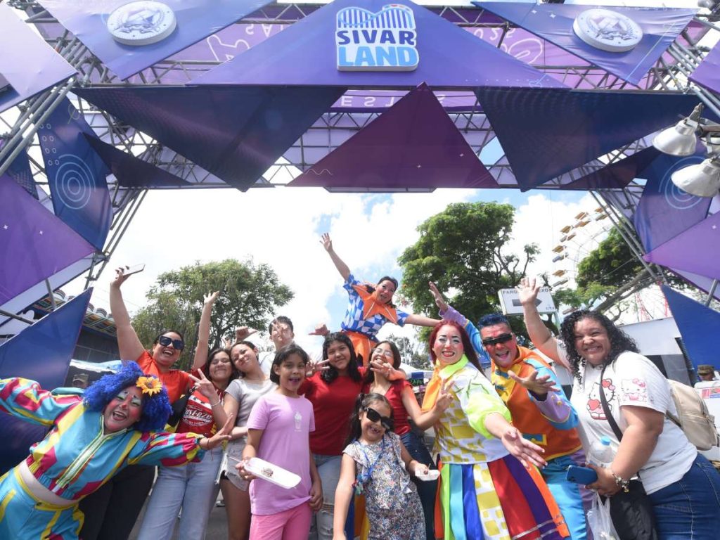 Turistas disfrutan de las vacaciones agostinas en Sivarland