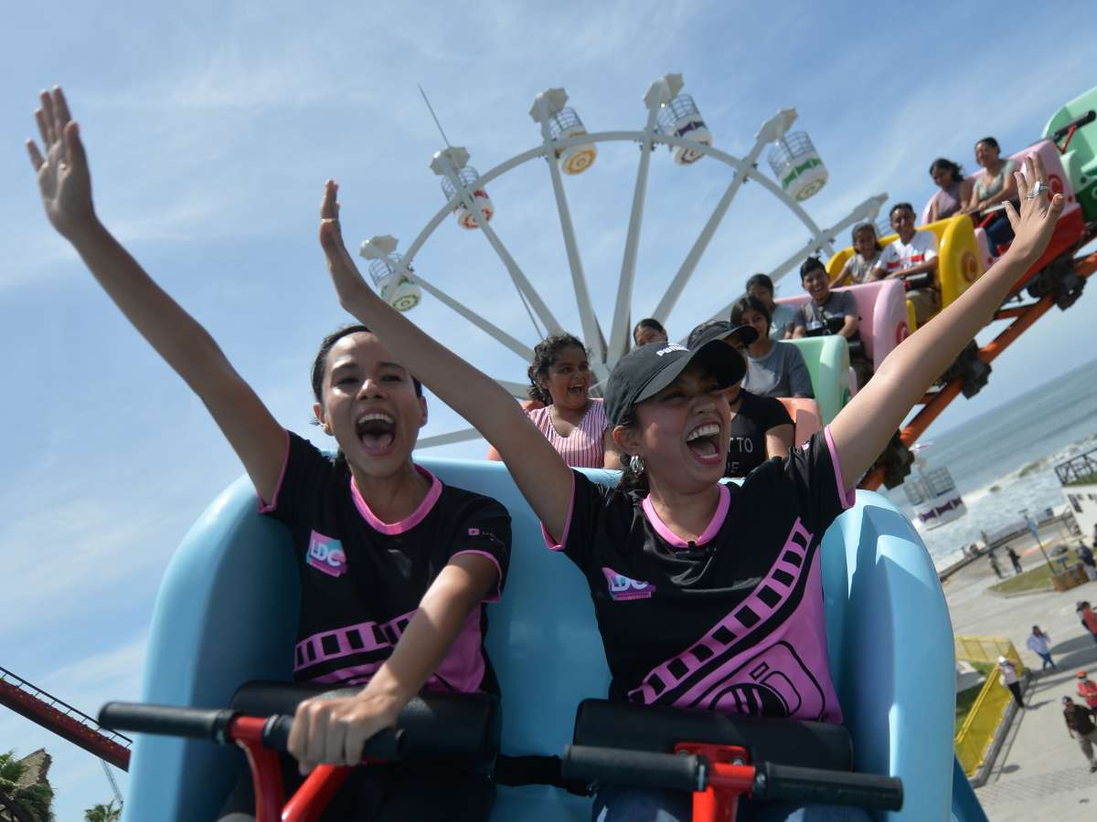Turistas disfrutan el atardecer en la playa El Tunco durante la Semana Santa, uno de los periodos más visitados del año en El Salvador.