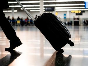 Maleta de mano de turisto internacional