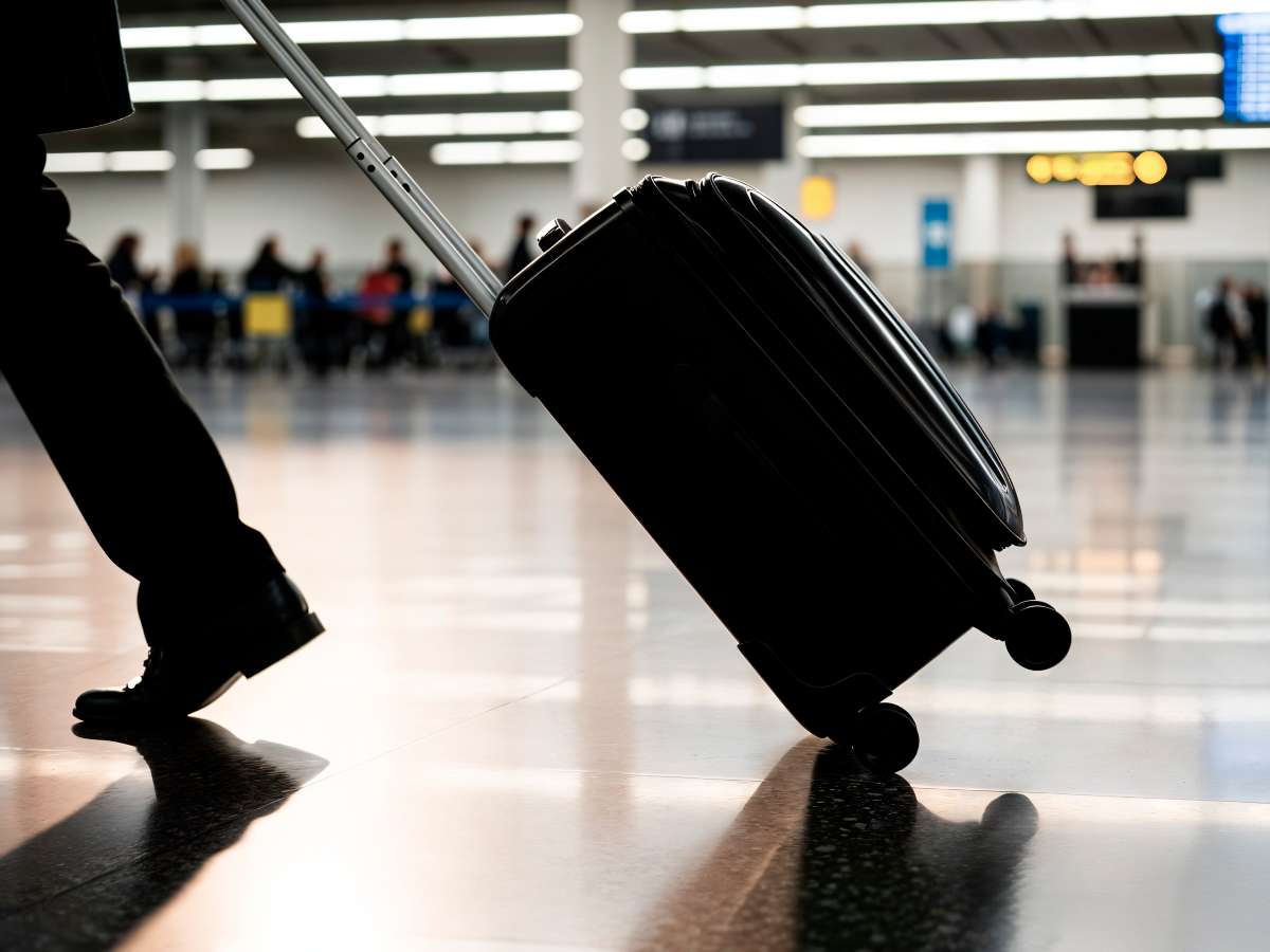 Maleta de mano de turisto internacional