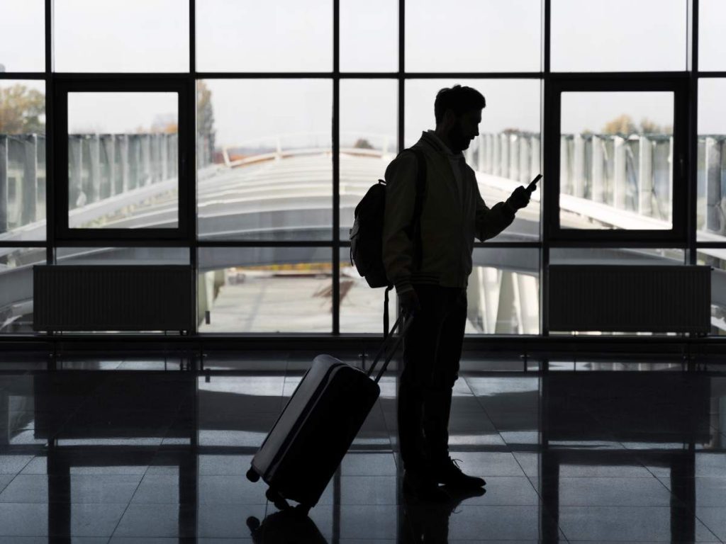 Hombre viajando a diferentes países