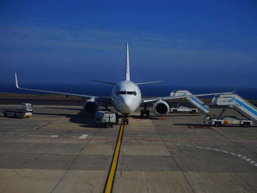 Avion en aeropuerto internacional 