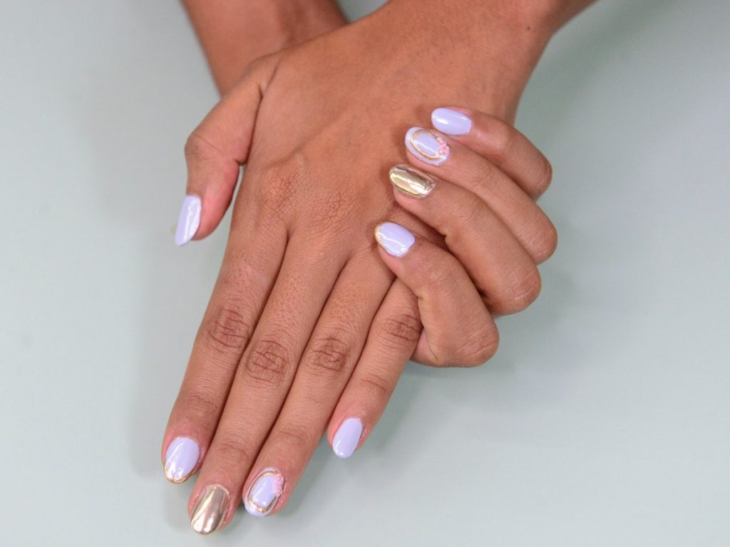 Tonos pastel y brillo en las uñas