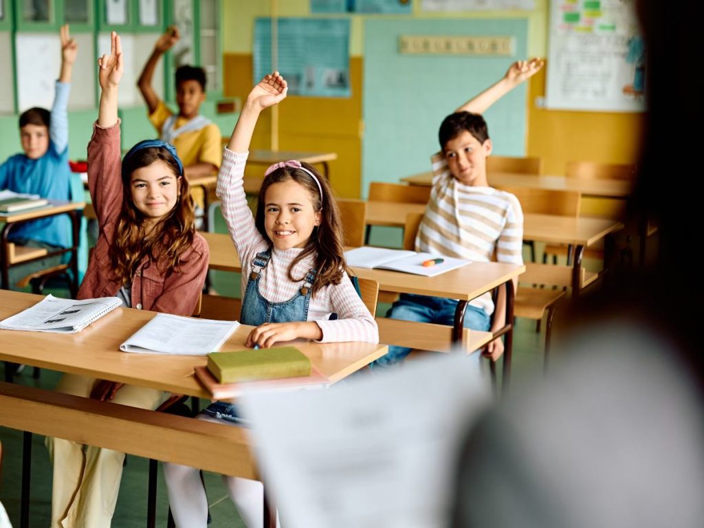 La calidad educativa se refleja en aulas dinámicas, donde los niños participan, preguntan y desarrollan habilidades que van más allá de la memoria.