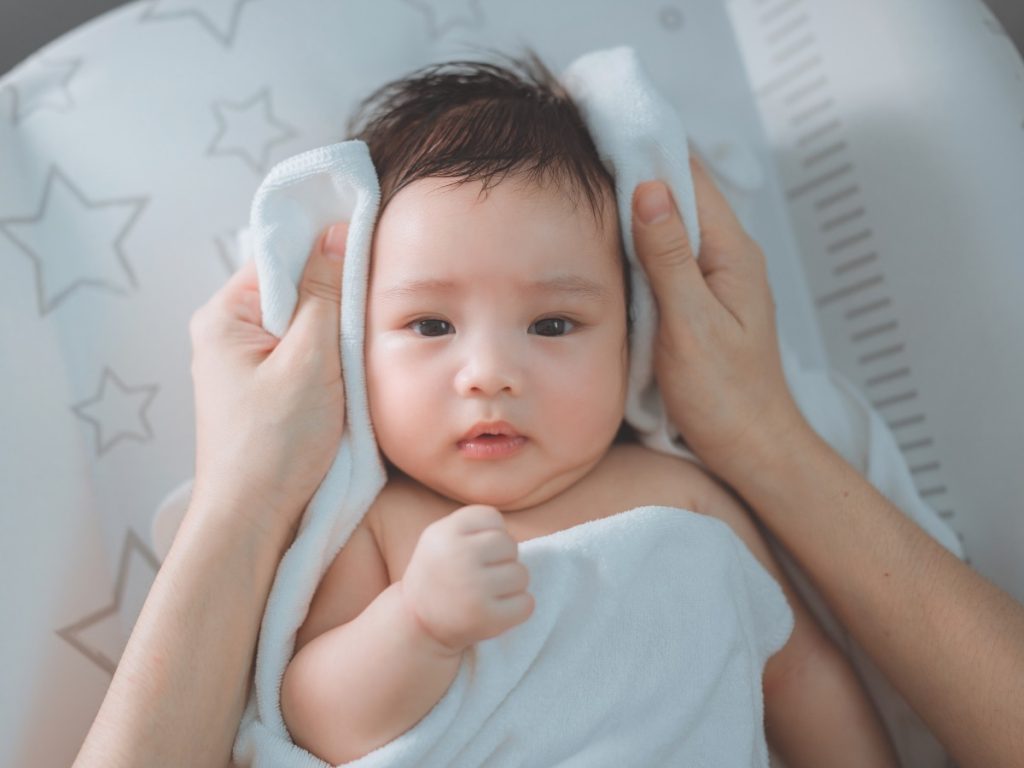 bebe-madre-primeriza-dormir