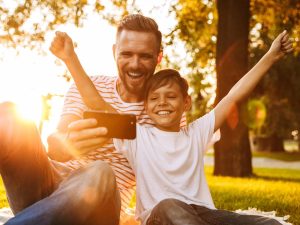 ¿Cuál es la edad ideal para darle el primer celular a tus hijos?