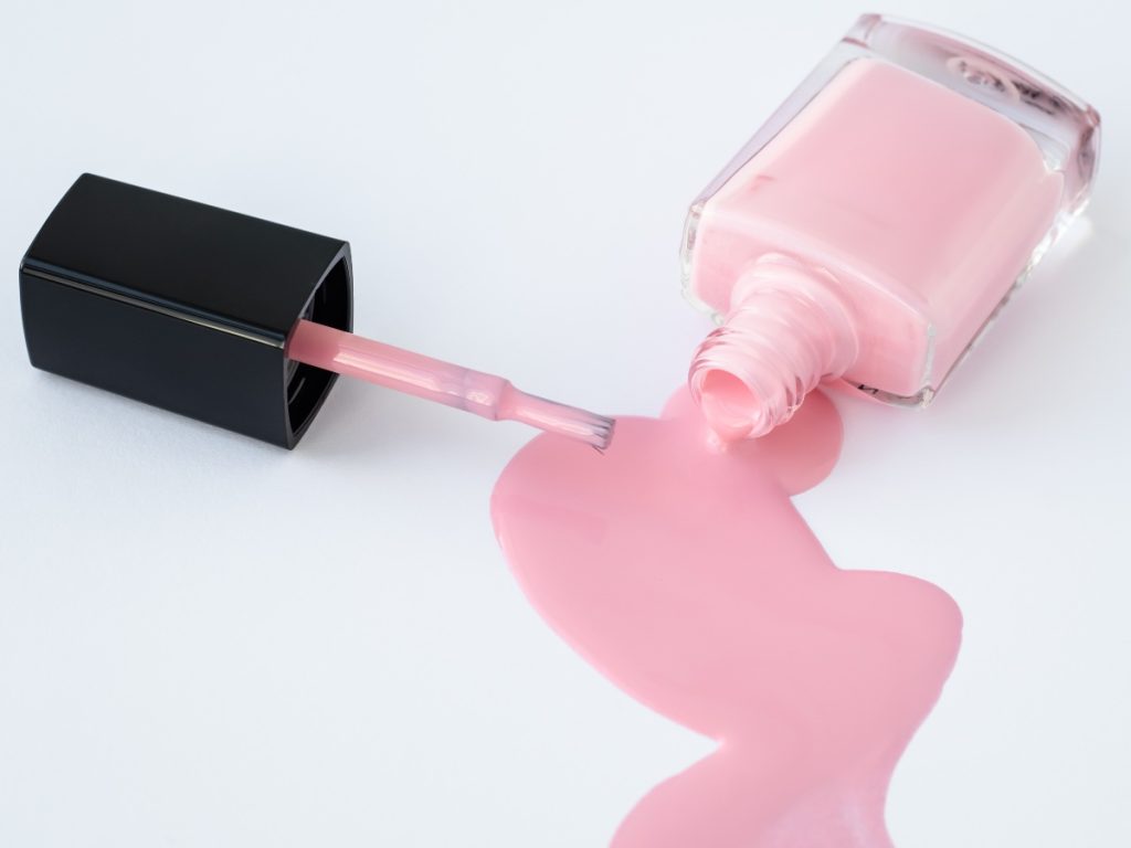 La nueva normativa europea prohíbe un ingrediente presente en algunos esmaltes semipermanentes.