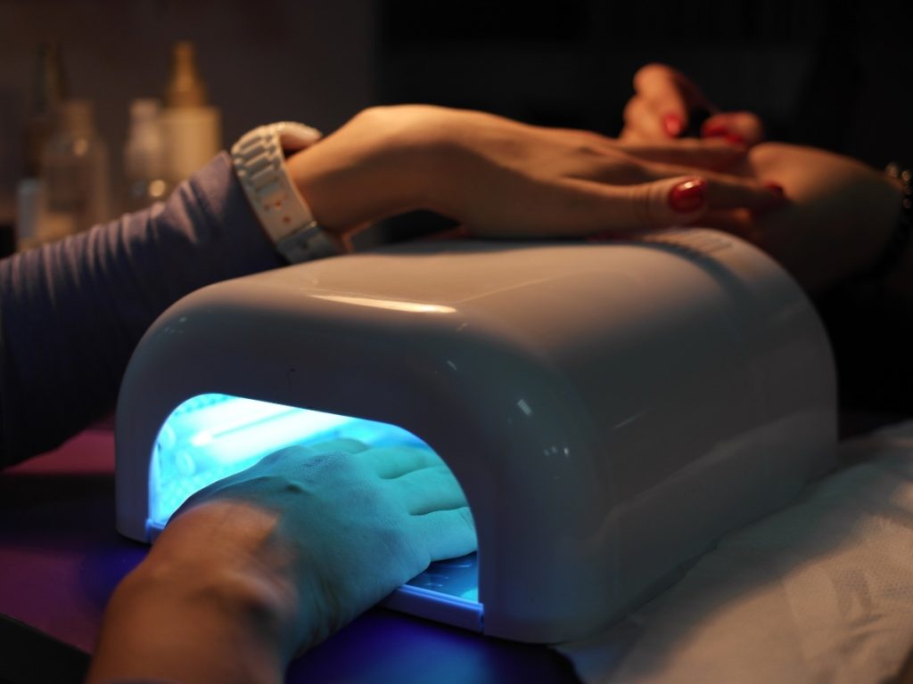 A partir de 2025, los esmaltes semipermanentes en Europa deberán estar libres de compuestos dañinos para la salud reproductiva